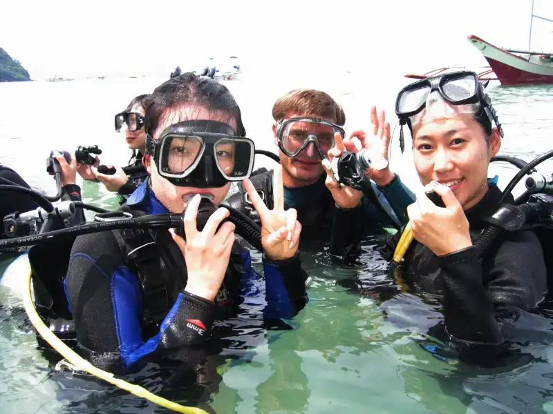 Students on an activity with Paradise English in Boracay